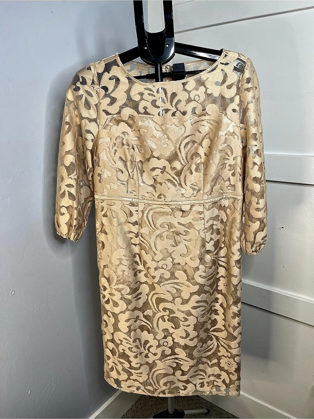 Midnight Velvet Floral  Dress in Beige/champagne/gold Size 10 Like New